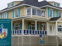 Turquoiz CafГ©, GГ®te et Galerie dArt 