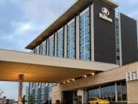 Hilton Toronto Airport Hotel & Suites 