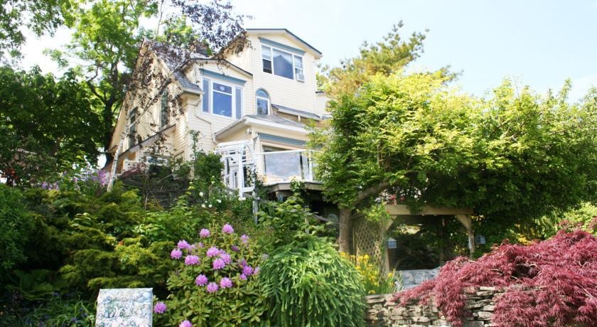 A Boat to Sea Bed & Breakfast 