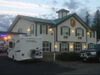 Super 8 One Hundred Mile House 