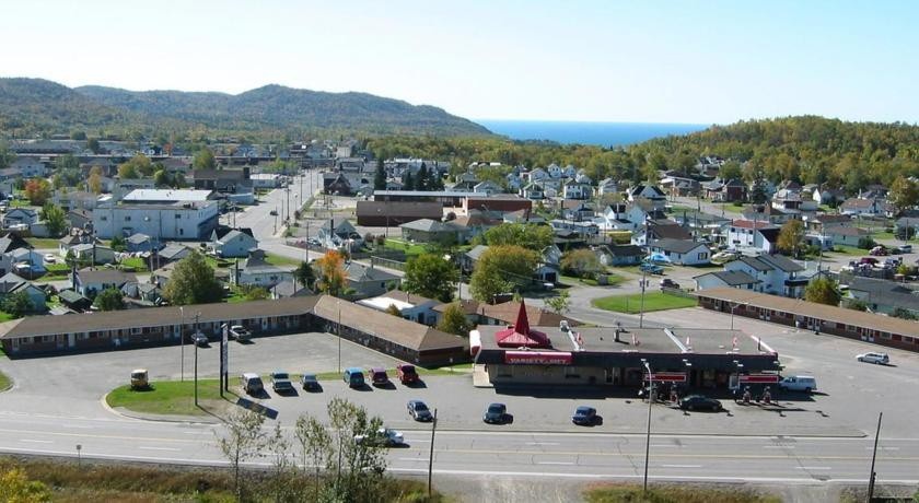 Circle Route Motel - Voyageur Esso 