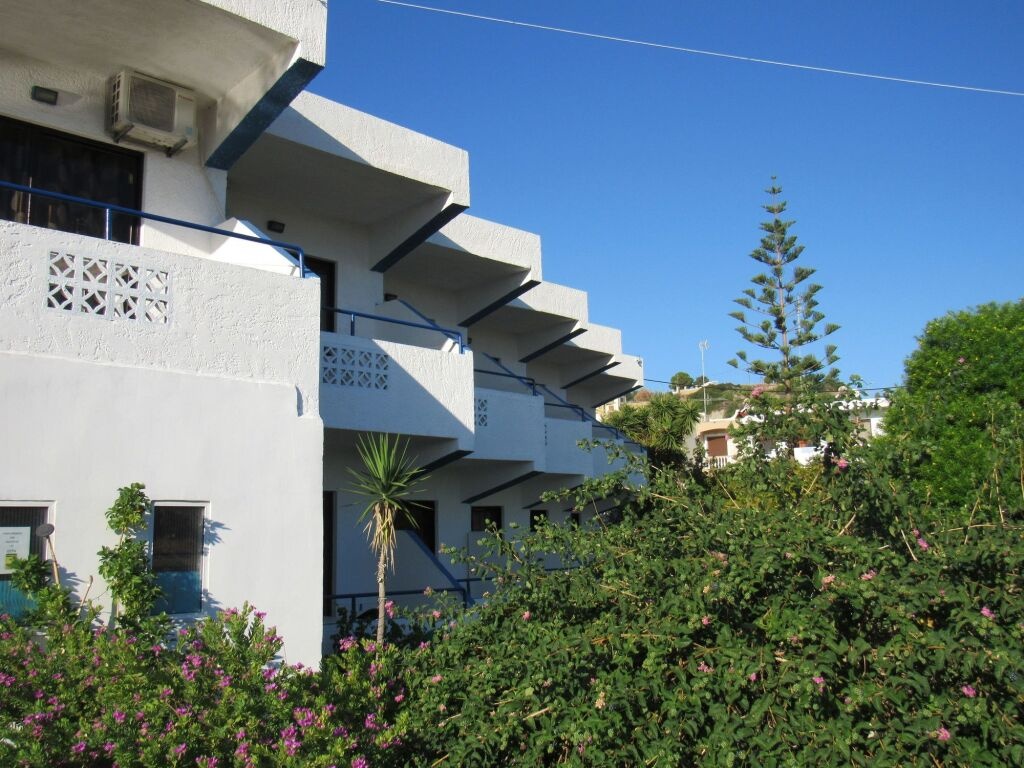 Elenis Apartments 