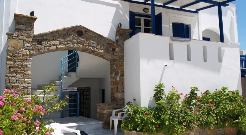 Flora Apartments & Studios 2*