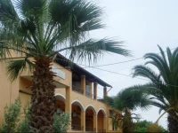 Romaios Apartments 