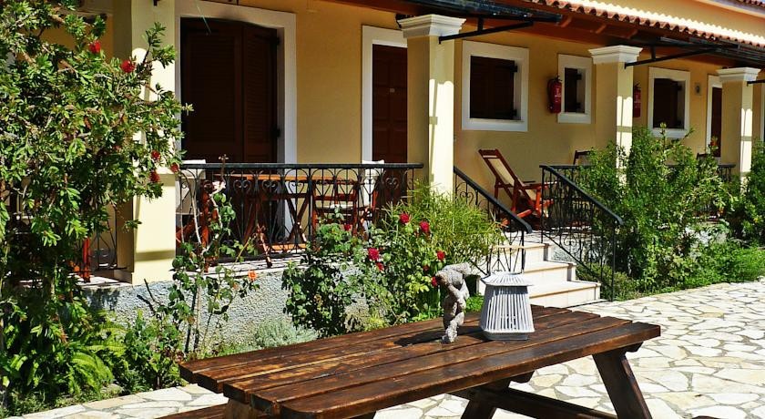 Theocharis Apartments 