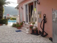 Grapevines Hotel 