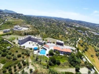 Hillside Studios & Apartments 