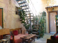 Earini Rooms And Apartments 