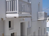Madres Studios & Apartments 