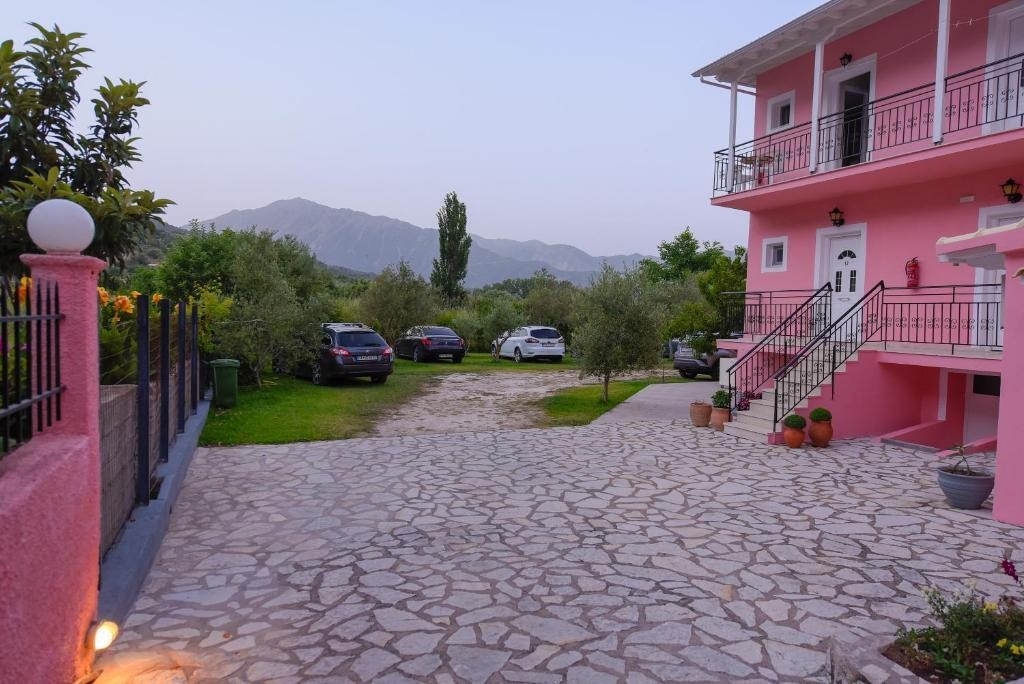 Xenia Apartments 2*