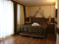 Grand Peninsula Hotel 