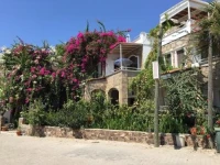 Four Seas Apart Hotel 