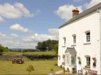 Llansabbath Country Farmhouse B&B 