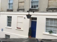 Central Georgian garden apartment 