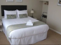 Oak Tree Lodge & Parking 