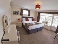 Ferry Marina Cottages 