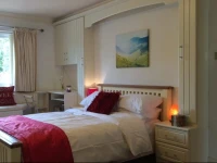 Halebarns House - Airport Boutique Guest House 