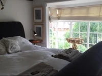 B&B Curfew Garden Court 