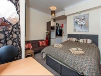 Riverside Guest House 