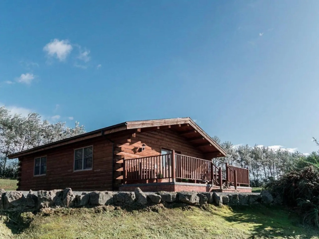 No. 6 Lake View Lodges 