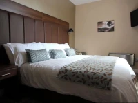Twin Oaks Hotel 