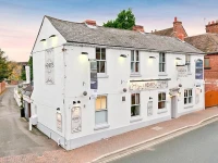 Henris Bar Brasserie and Rooms 