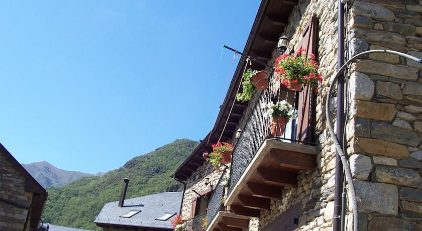 Apartamentos LВґEra de Baix 