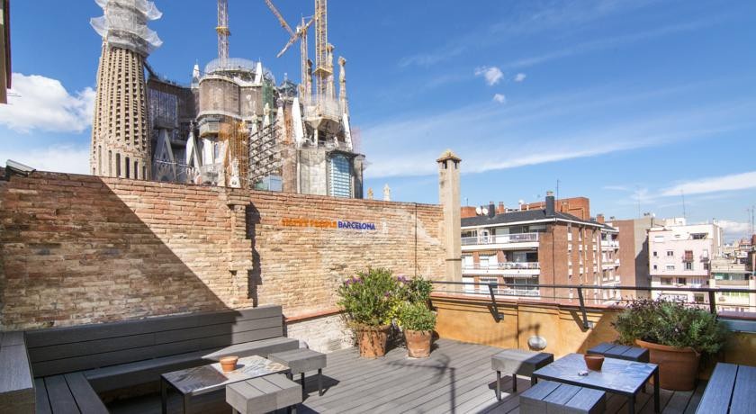 Happy People Sagrada Familia Gaudi Apartments 