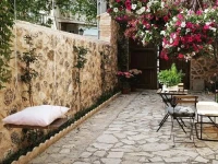 Patio de las Flores 