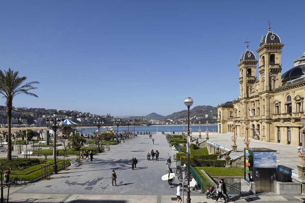 Playa de La Concha 4 Apartment by FeelFree Rentals 