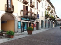 Sotto i merli 