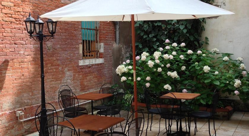 Al Portico Guest House 