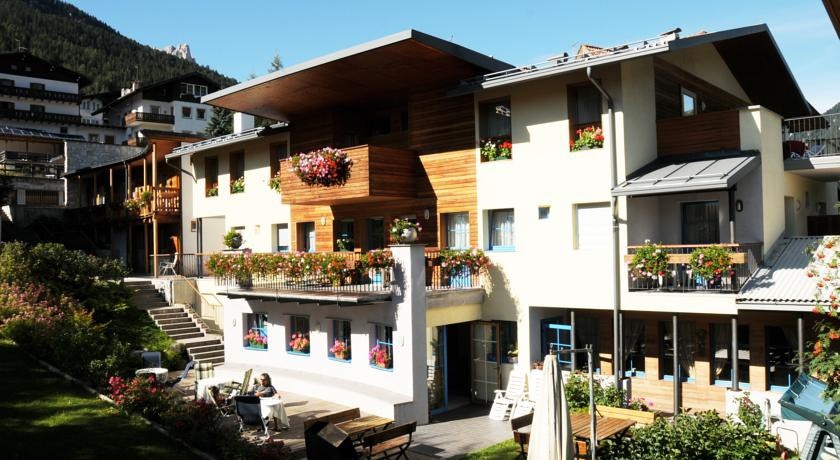 Hotel Garni Enrosadira 