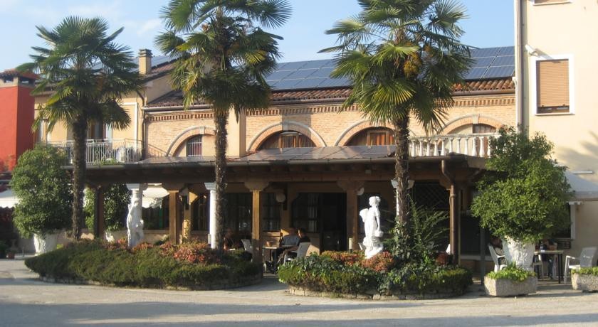 Hotel Pizzeria Ristorante "Al Leone" 
