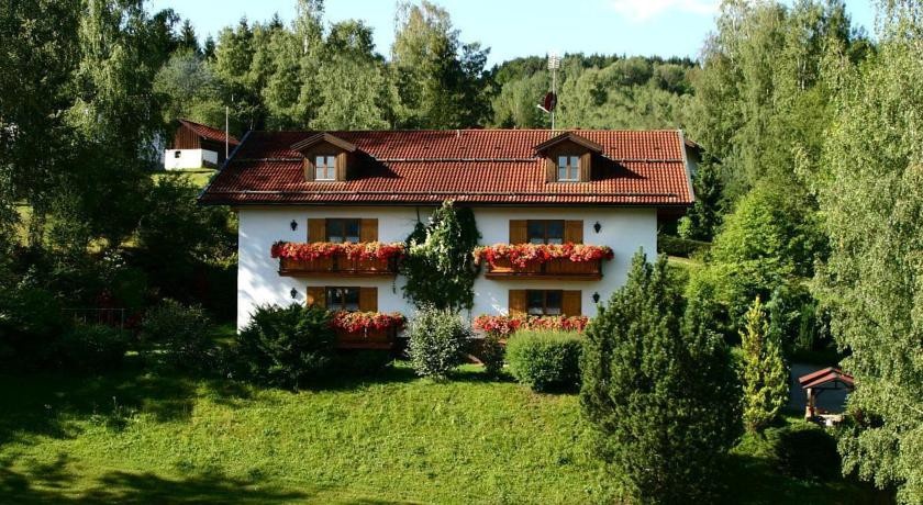Ferienwohnungen Haus "WildschГјtz" 