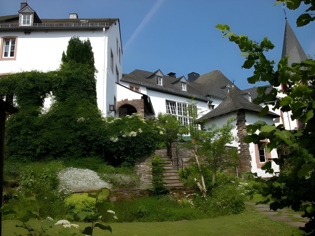 Schlosshotel Burghaus Kronenburg 