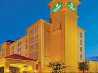 La Quinta Inn & Suites Arlington North Six Flags Drive 