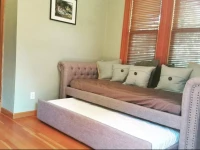 Pelton Guest House 
