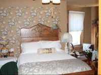 The Queen, A Victorian Bed & Breakfast 