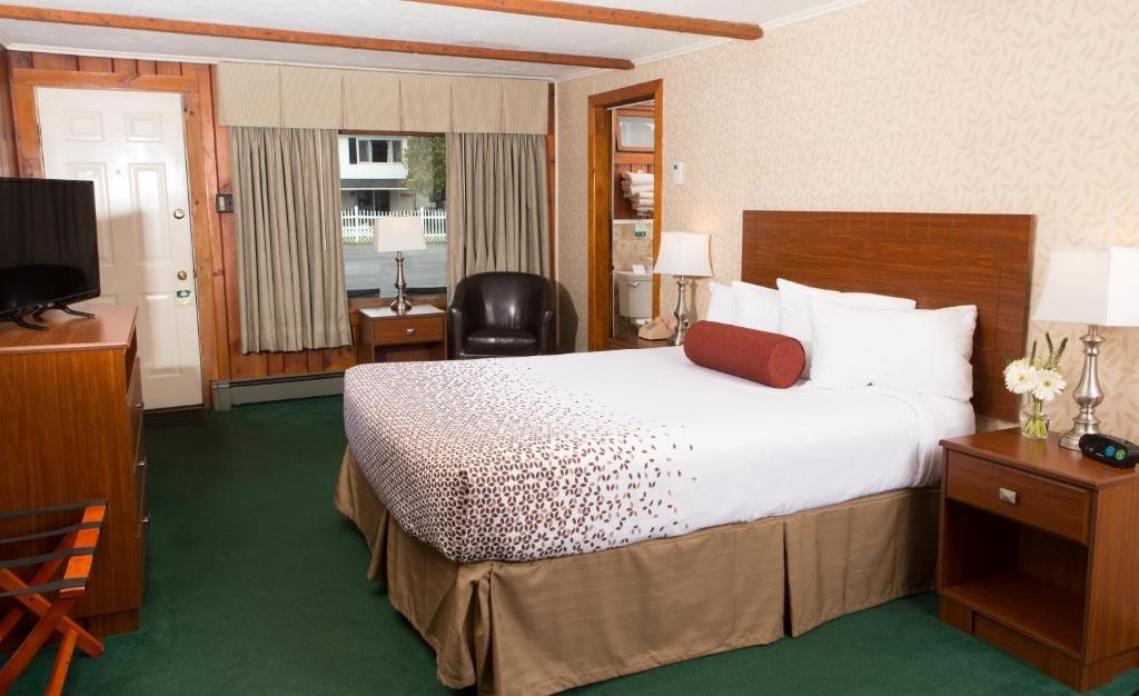 Knotty Pine Motel 