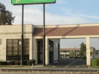 Bakersfield Inn & Suites 