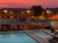 Bend Three Sisters Inn and Suites 