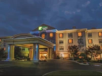Holiday Inn Express & Suites Buffalo Airport 