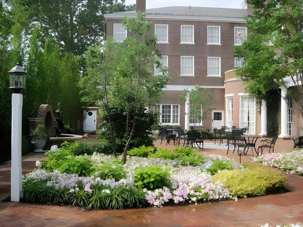 The Tidewater Inn 