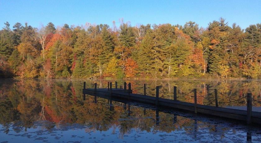 Highland Lake Inn & Resort - Flat Rock 