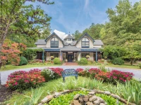 Eight Gables Inn 