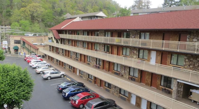 Crossroads Inn & Suites 2*