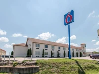Motel 6 Hutchins 