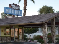 Tropics Motor Hotel 