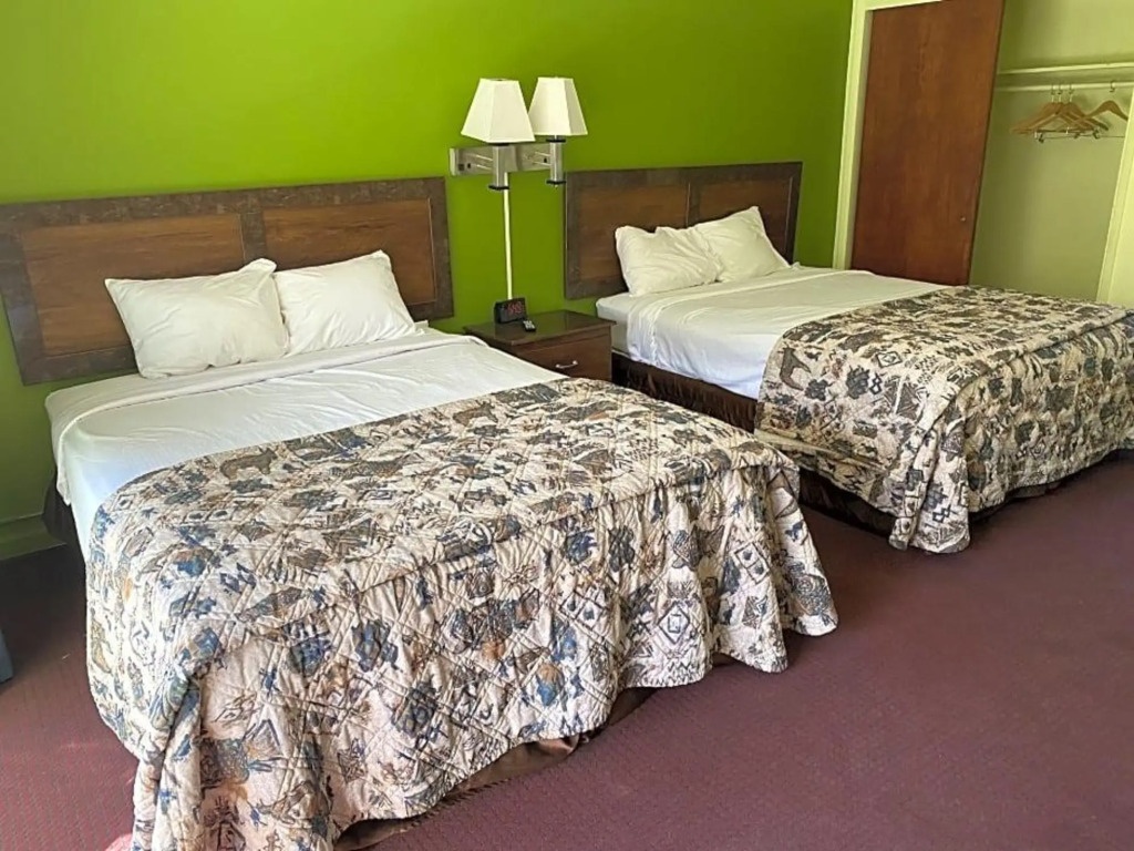 Desert Grove Inn and Suites 
